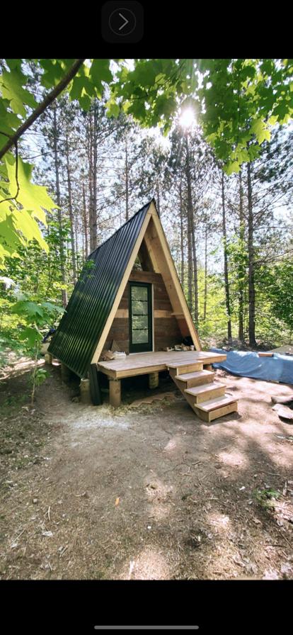 Triangle wood cabin - 10x10